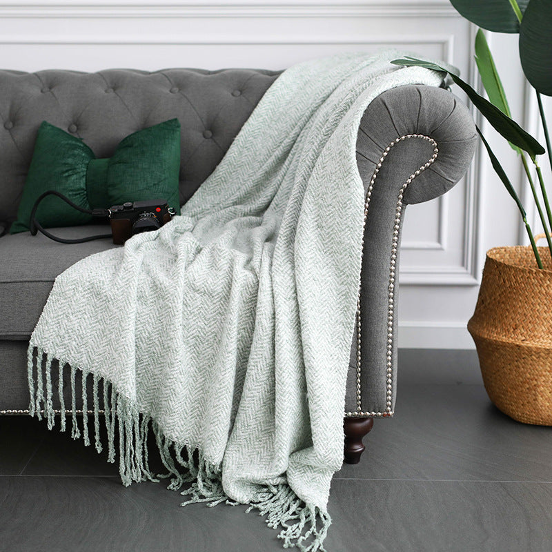 Throw blanket and plaid with herringbone structure, soft cotton blend and decorative fringes