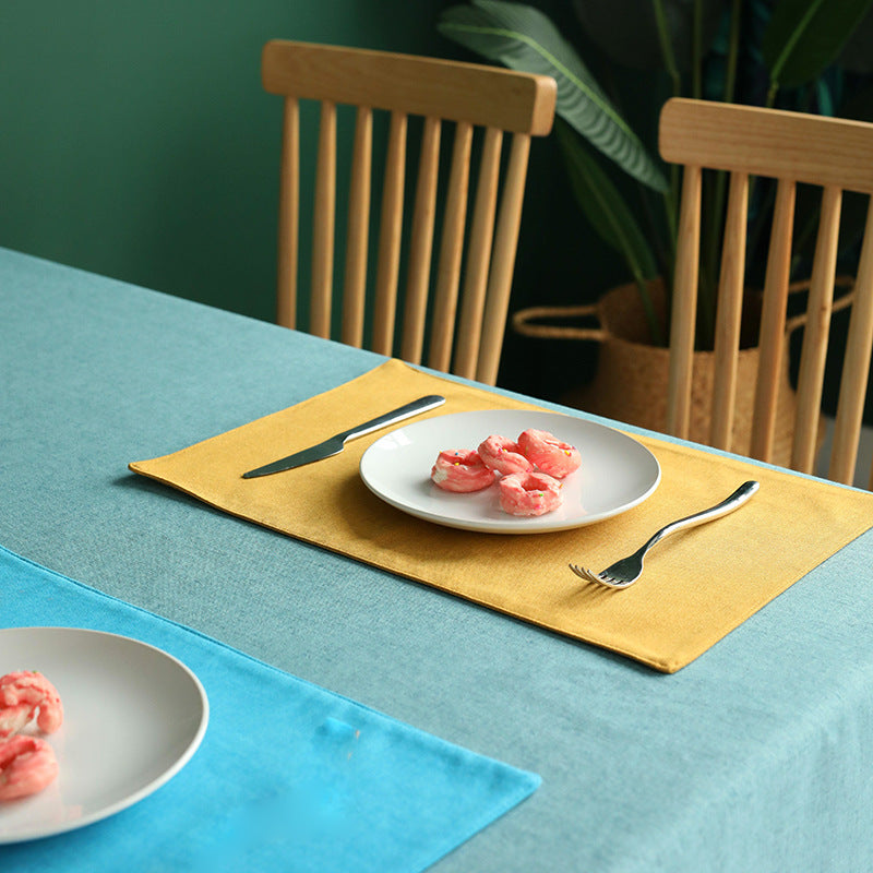 Heat-resistant table set made of linen-cotton blend with fine texture and non-slip backing