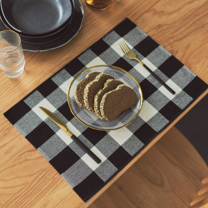 Woven table placemat in buffalo check made of cotton blend