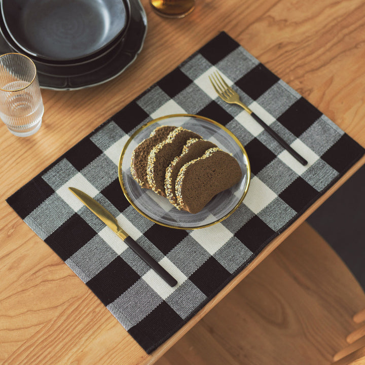 Woven table placemat in buffalo check made of cotton blend