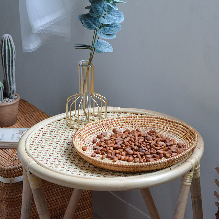 Round decorative plate made of woven material