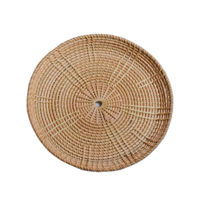 Round decorative plate made of woven material