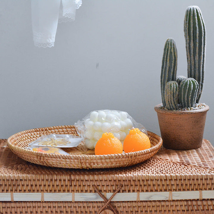 Round decorative plate made of woven material