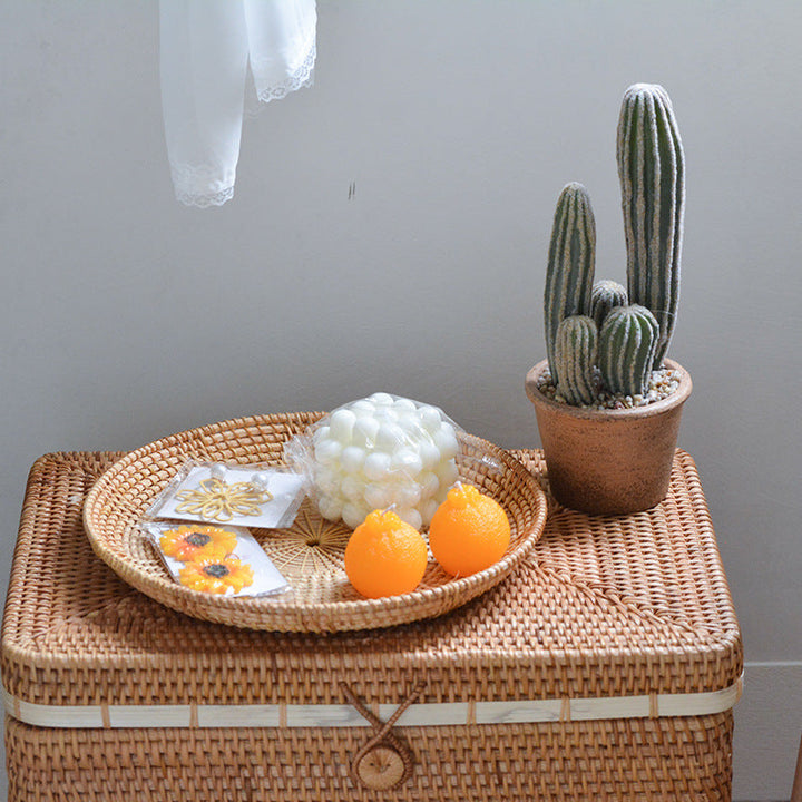 Round decorative plate made of woven material