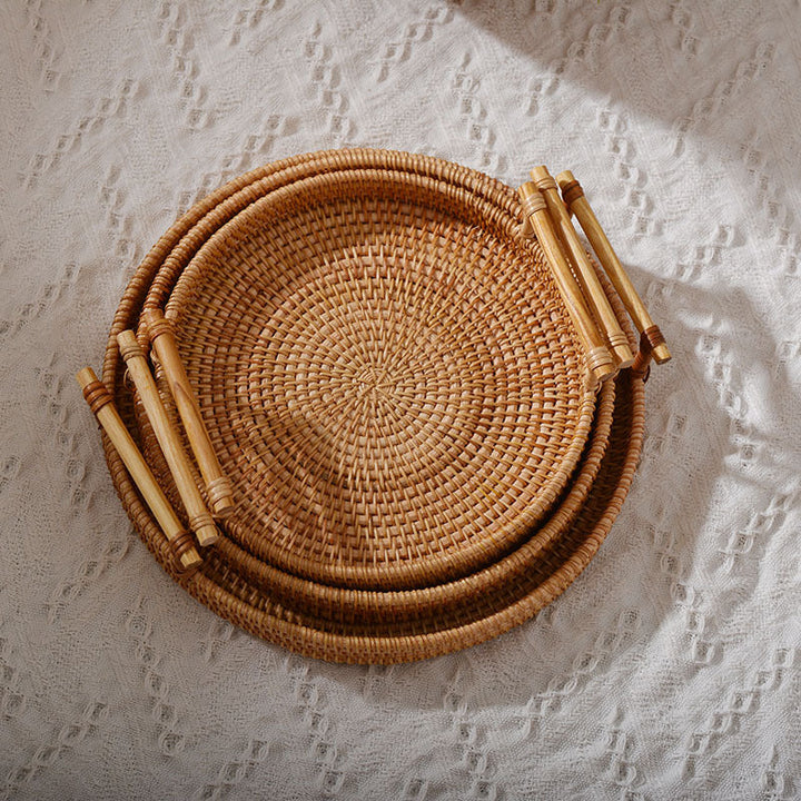 Round serving platter made of braided rattan