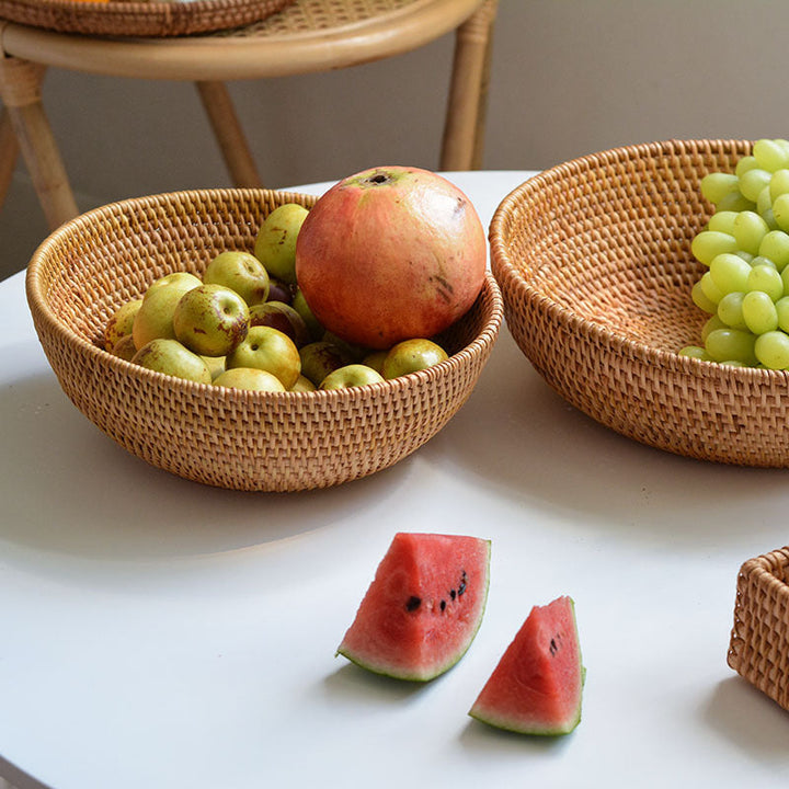 Decorative serving plate made of woven natural material
