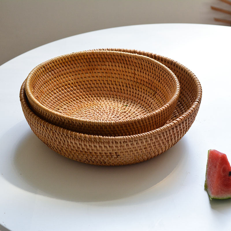 Decorative serving plate made of woven natural material