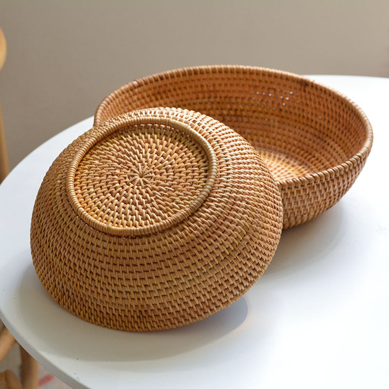 Decorative serving plate made of woven natural material
