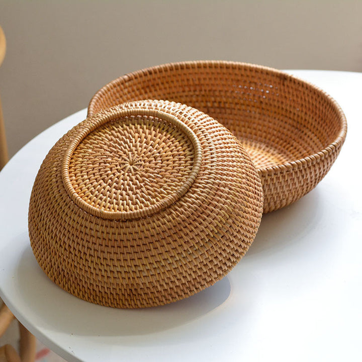 Decorative serving plate made of woven natural material