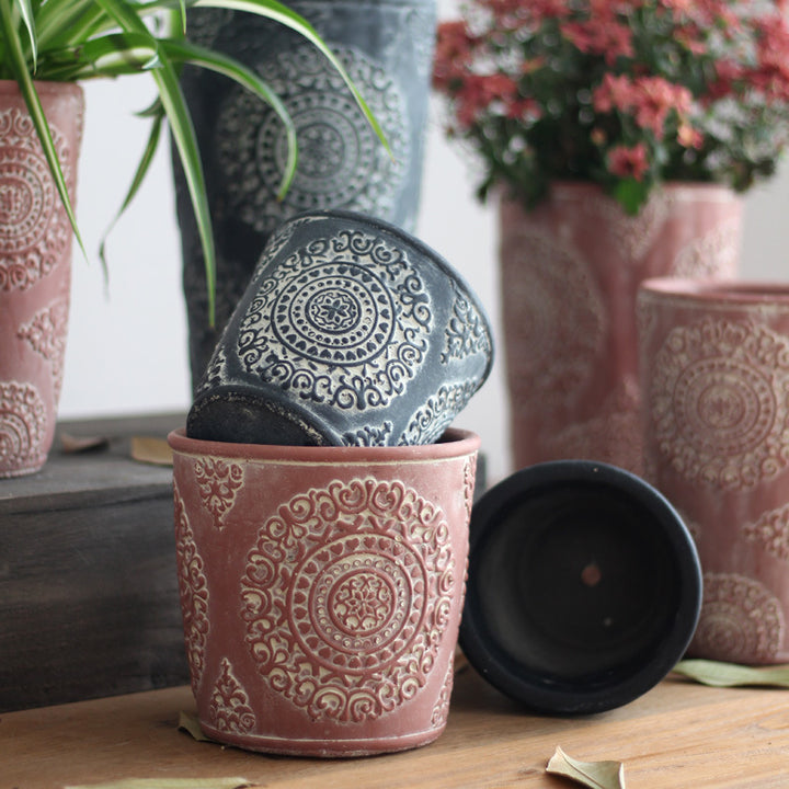 Elegant flower vase made of ceramic