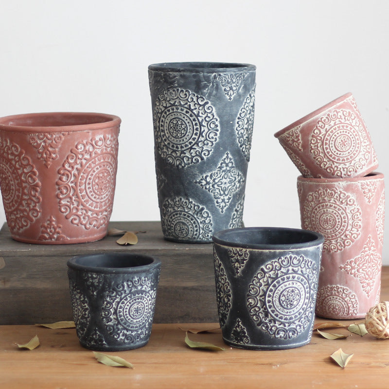 Elegant flower vase made of ceramic