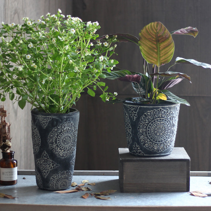 Elegant flower vase made of ceramic