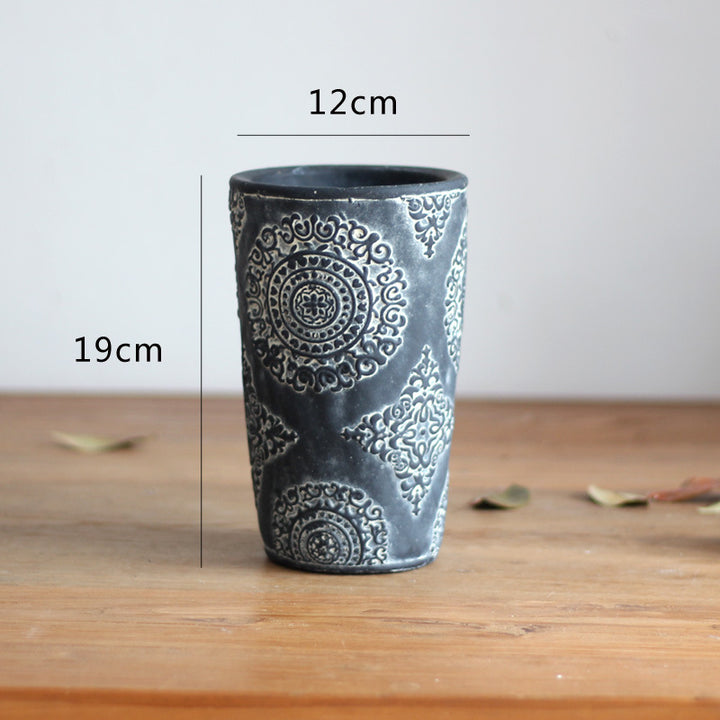Elegant flower vase made of ceramic