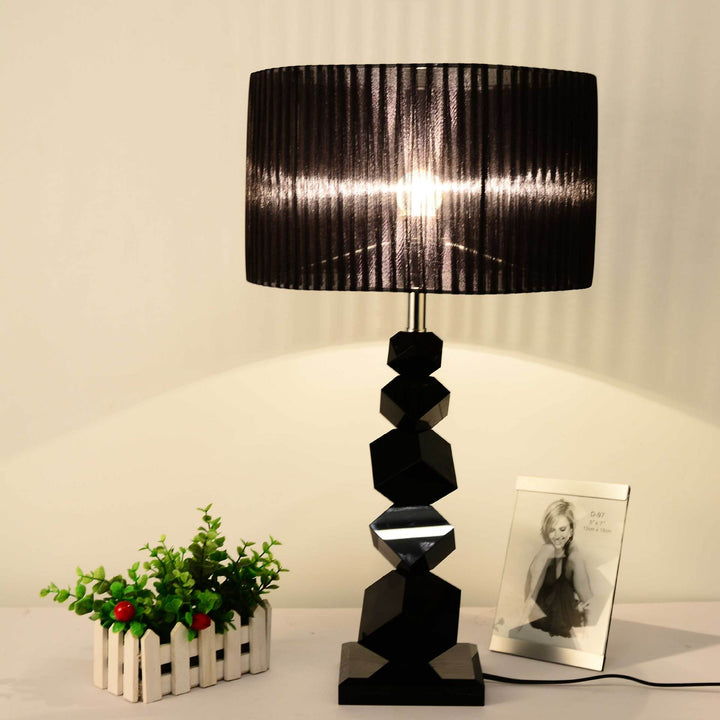 Geometric table lamp