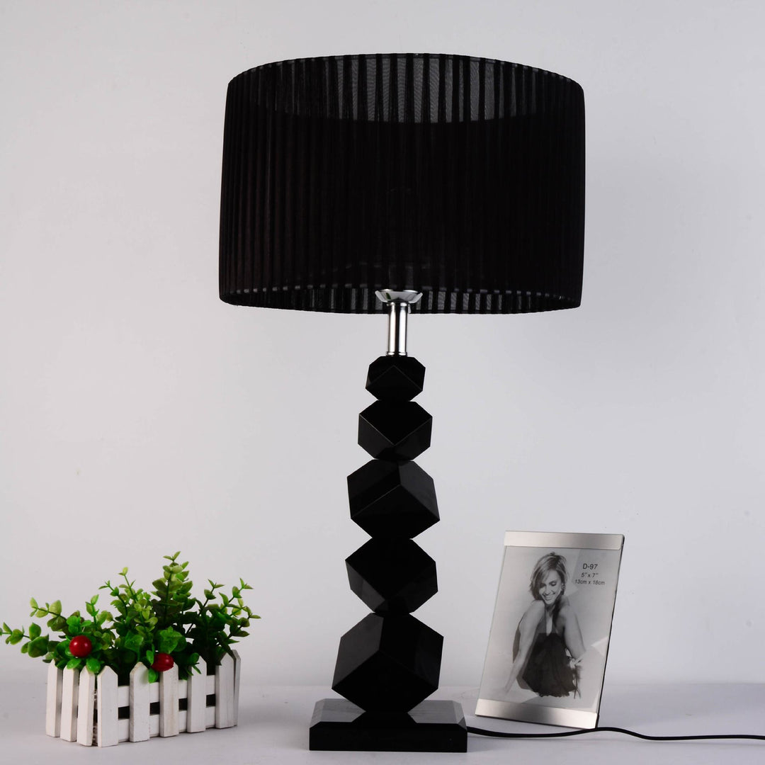 Geometric table lamp