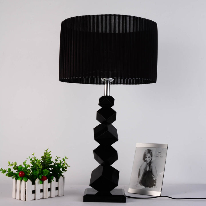 Geometric table lamp