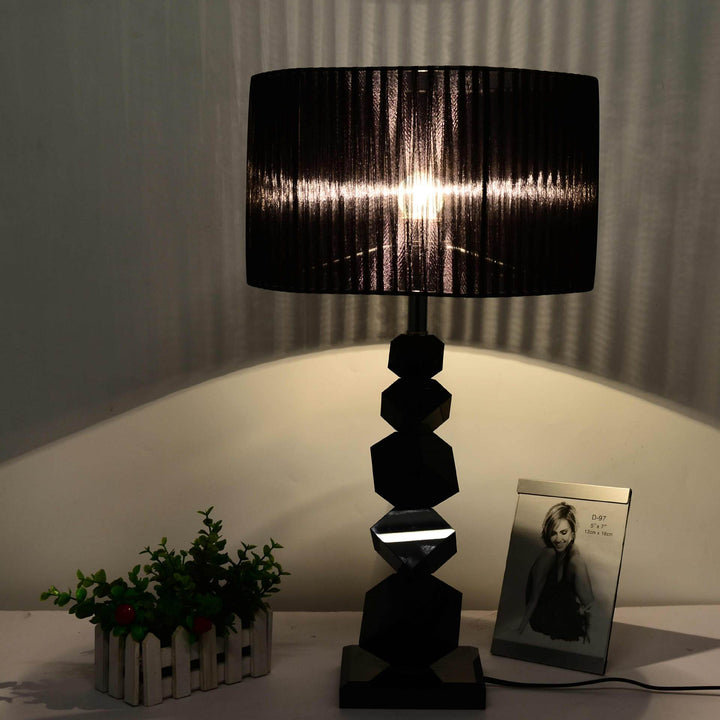 Geometric table lamp