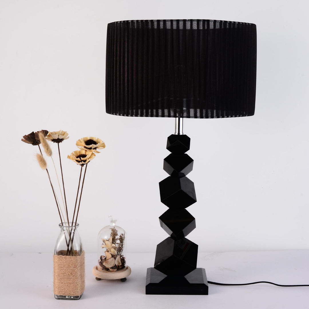 Geometric table lamp