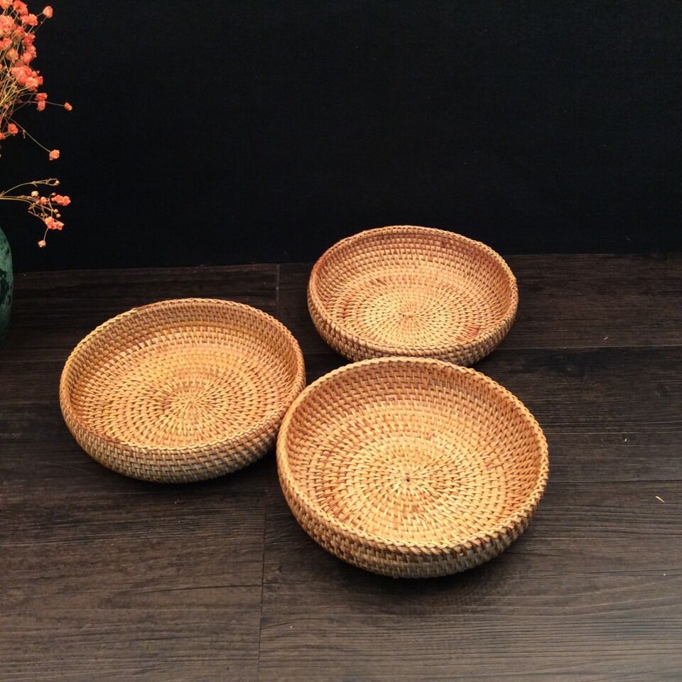Delicate serving platter made of handcrafted rattan
