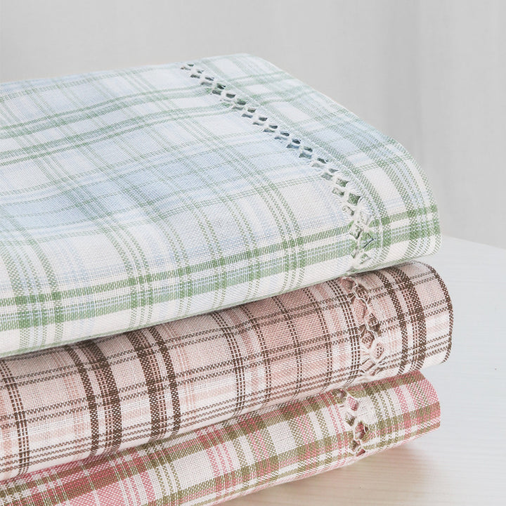 Round easy-care tablecloth in classic check pattern with fine linen texture