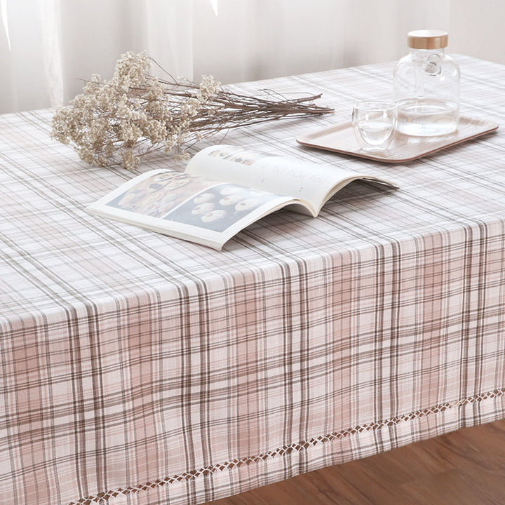 Round easy-care tablecloth in classic check pattern with fine linen texture