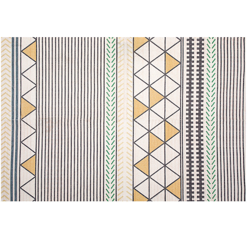 Flat-woven rectangular rug for living and entrance areas with quatrefoil pattern