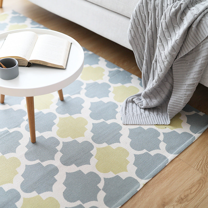 Flat-woven rectangular rug for living and entrance areas with quatrefoil pattern