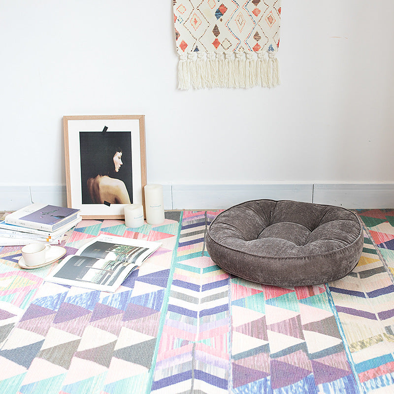 Flat-woven rectangular rug for living and entrance areas with quatrefoil pattern