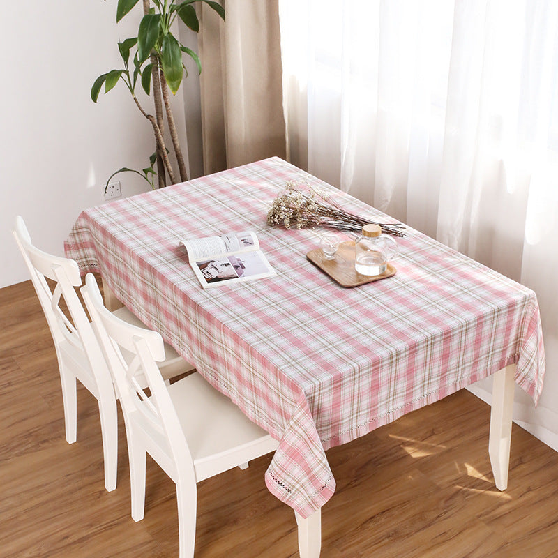 Round cotton tablecloth in check pattern with decorative crochet border