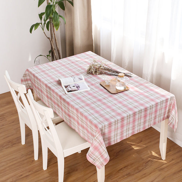 Round cotton tablecloth in check pattern with decorative crochet border