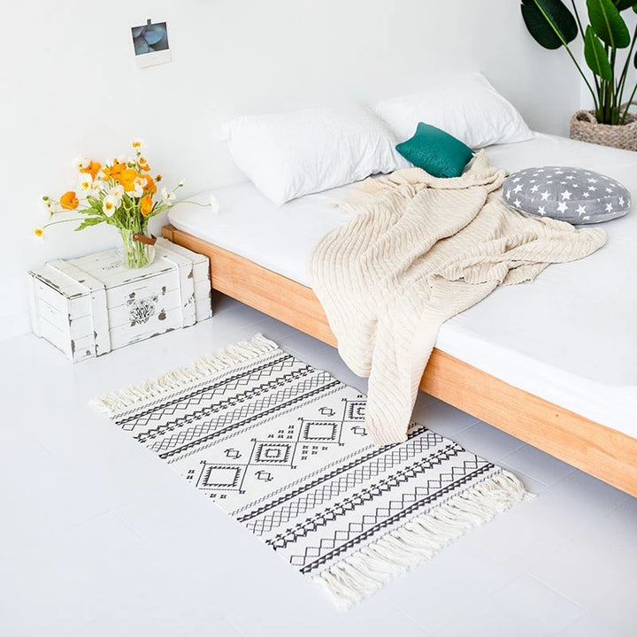 Flat-woven cotton runner with Boho-ethno pattern and fringed edge