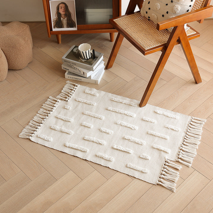 Woven rug in Boho-minimalist style with contrasted tufting and cotton fringes