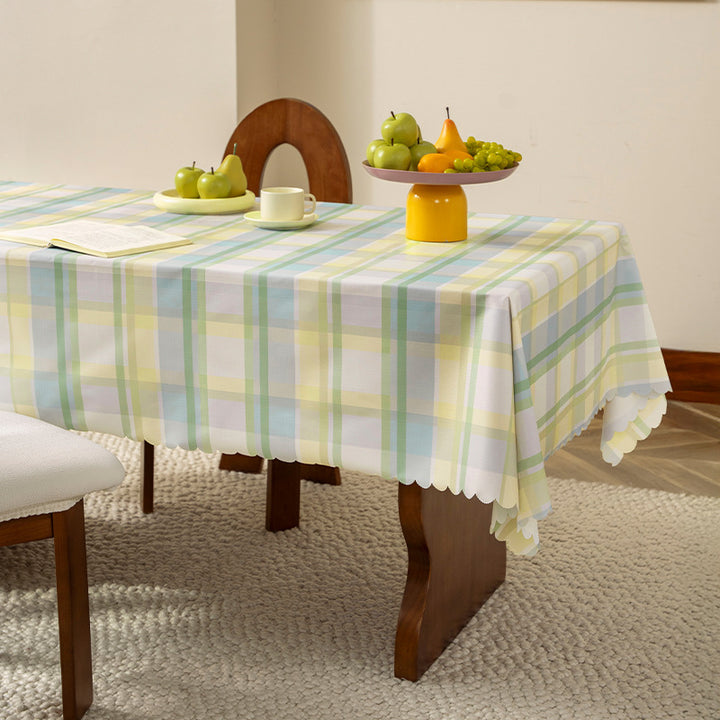 Washable checkered tablecloth with curved hem and water-repellent coating