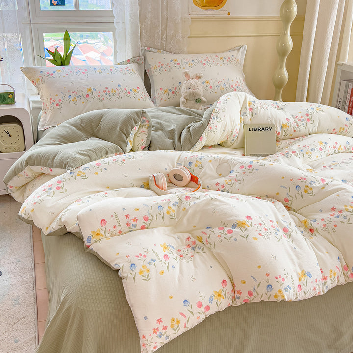 Heart Patterned Quilt Set