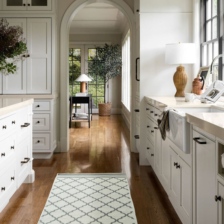 Living and entrance area mat with diamond pattern