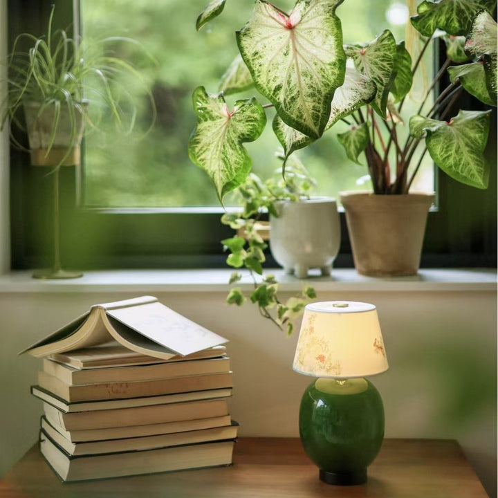 Flower-patterned table lamp