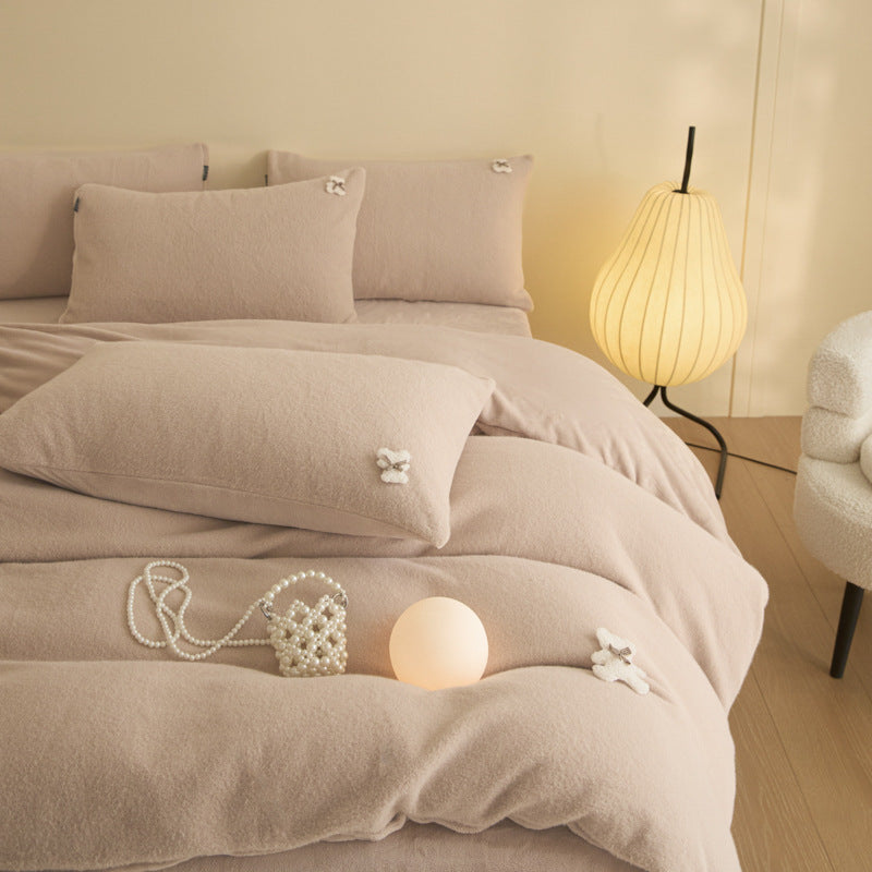 Cozy Decorative Comforter Set Avarnia