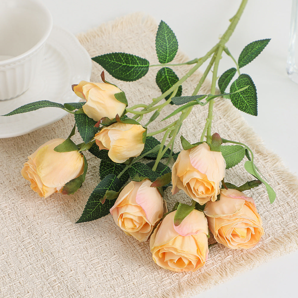 Realistic Kunstrose with detailed flowers
