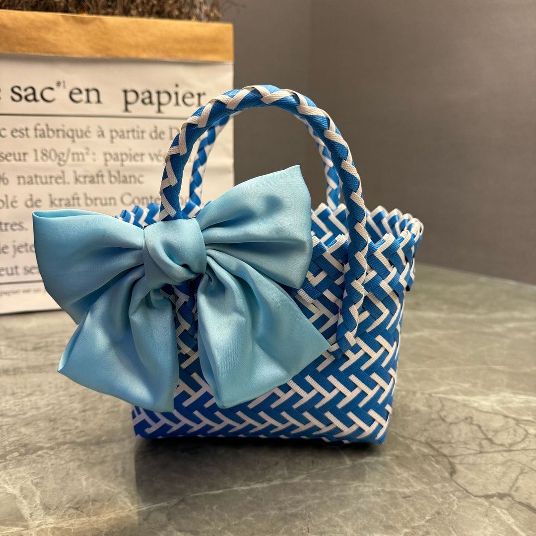 Playful basket bag with bow