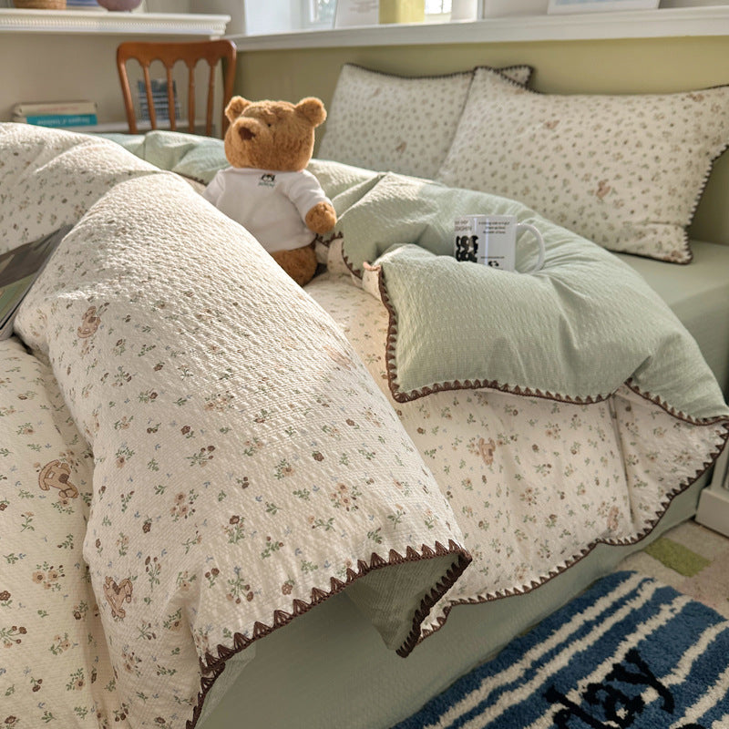 Decorative Floral Pattern Quilted Bedding Set Avarnia