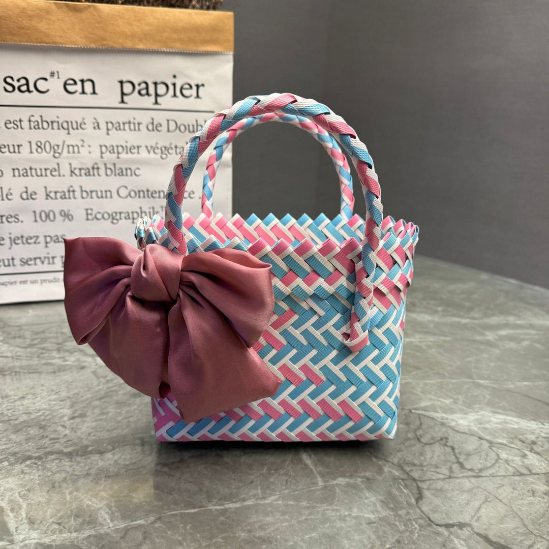 Playful basket bag with bow