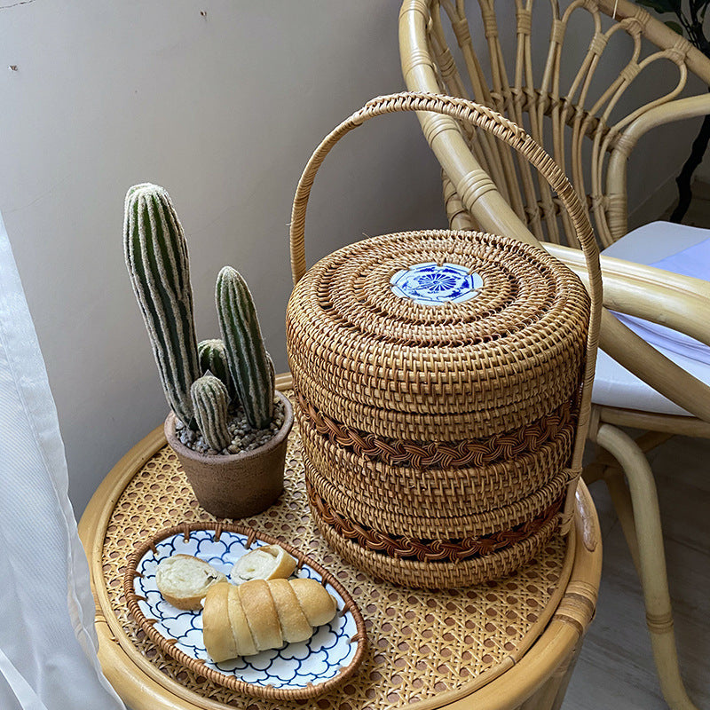Storage basket with practical lid