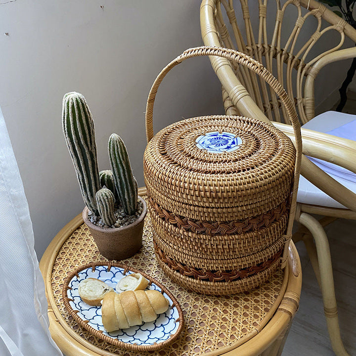 Storage basket with practical lid