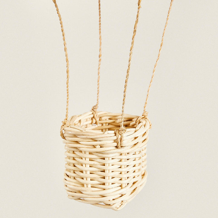 Decorative basket in the shape of a hot air balloon