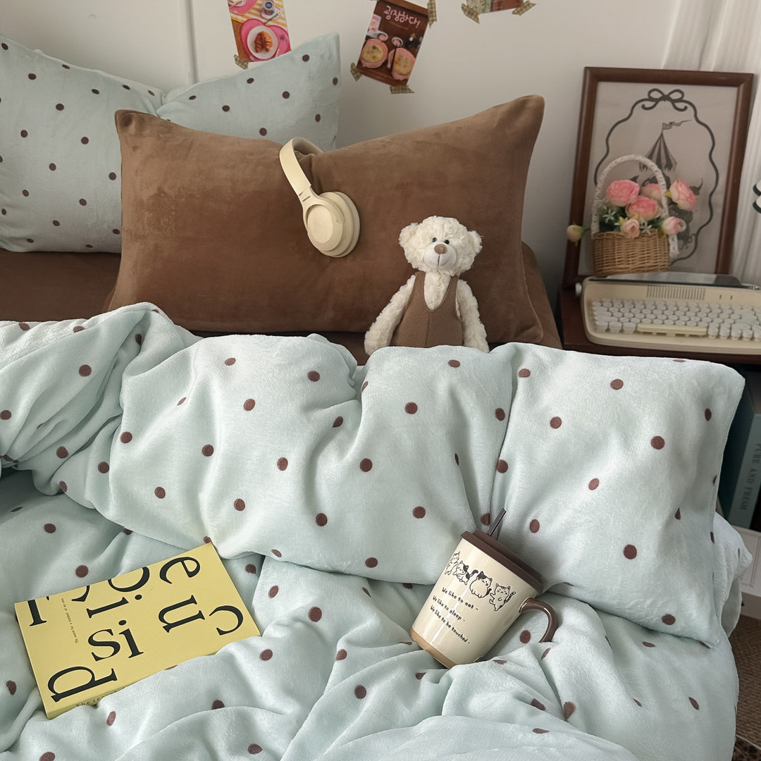 Plush Dot Patterned Blanket Set