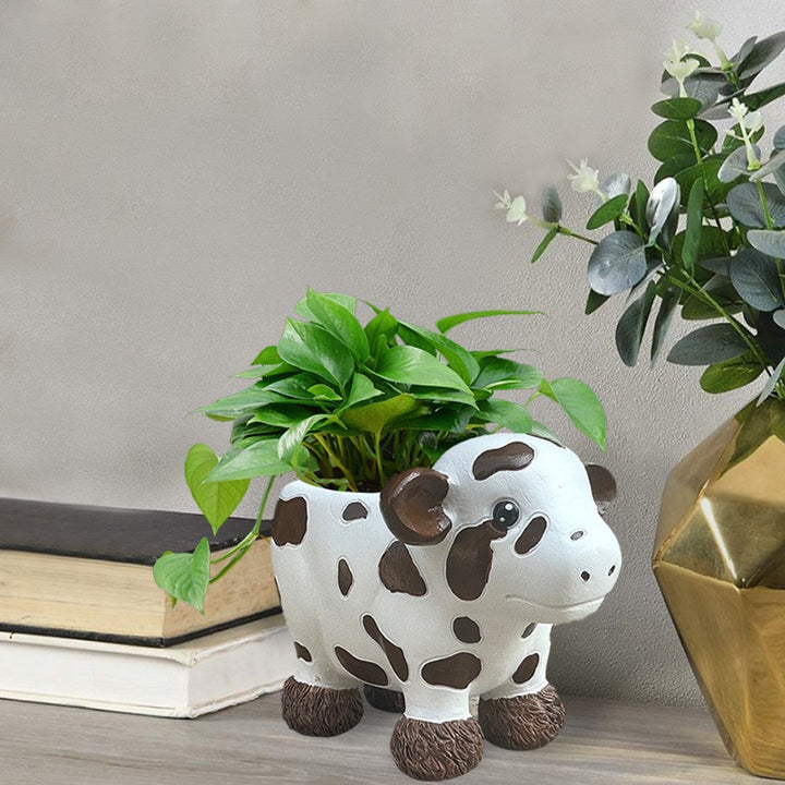 Flower pot in the shape of a cow