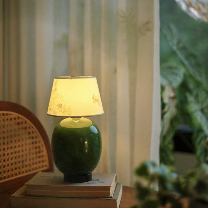 Flower-patterned table lamp