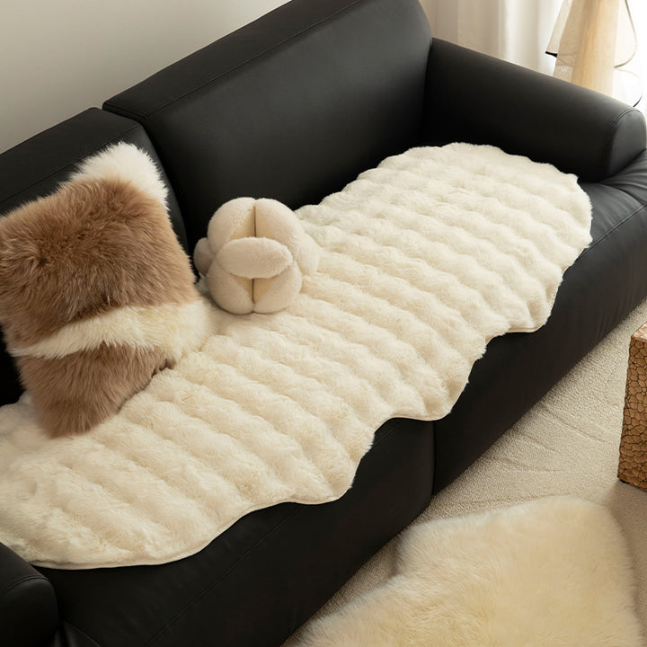 Soft microfiber bathroom runner with wavy edge and non-slip underside