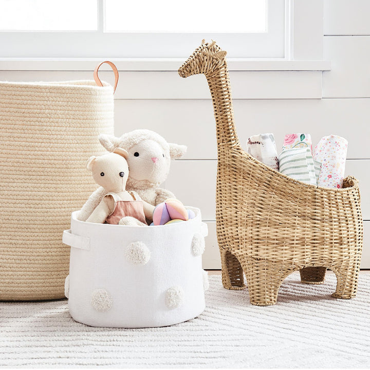 Playful storage basket in giraffe shape