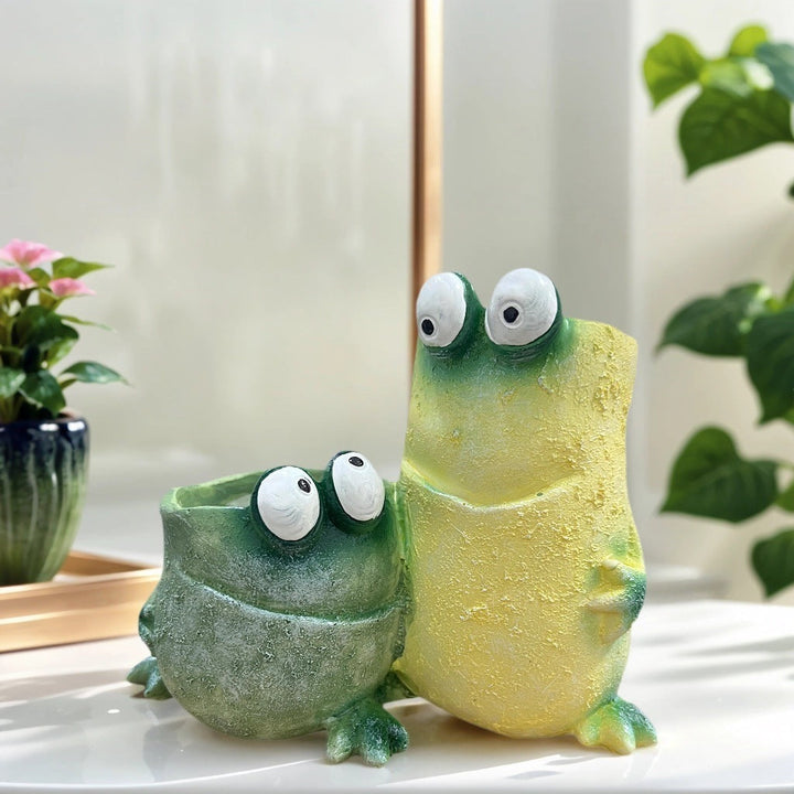 Decorative plant pot in frog design